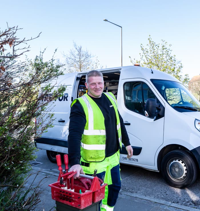 Johan Ek vid firmabilen