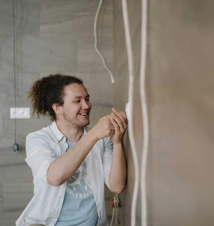 Viktor Palm monterar uttag